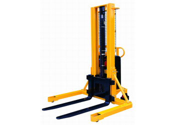 Semi-Electric-Stacker-with-Straddle-Leg
